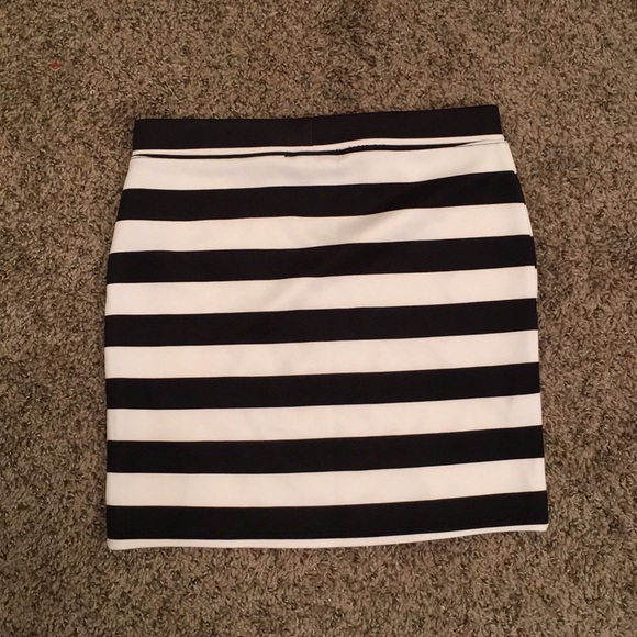 LIKE NEW FOREVER 21 Black & White Striped Mini Skirt - Picture 4 of 7